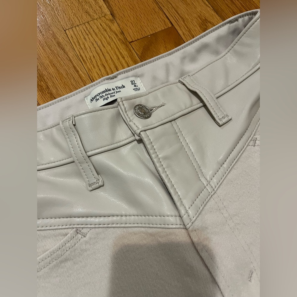 Abercrombie 90s Relaxed High Rise jean in stone with mixed leather top - Picture 4 of 6